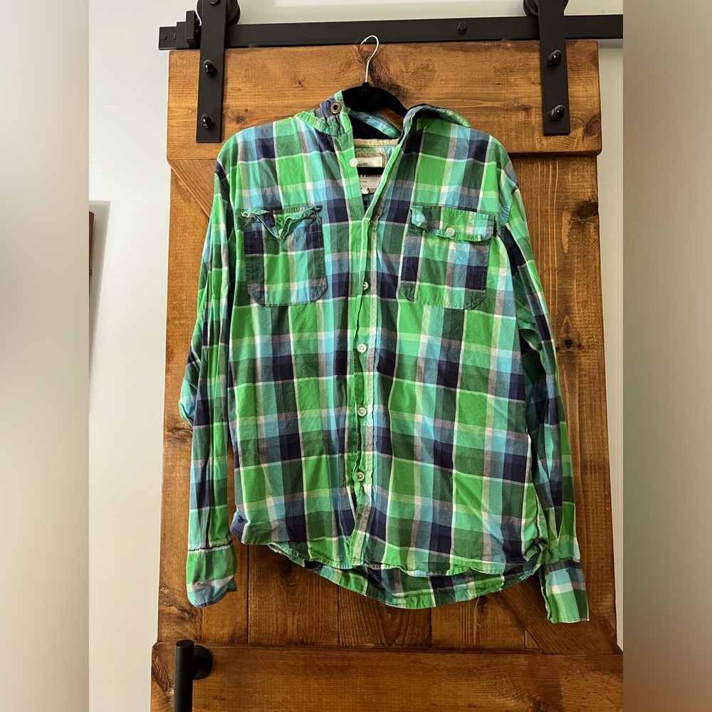 Ditch Plains button-down w/hood front pockets casual shirt. Green/Blue stripes.